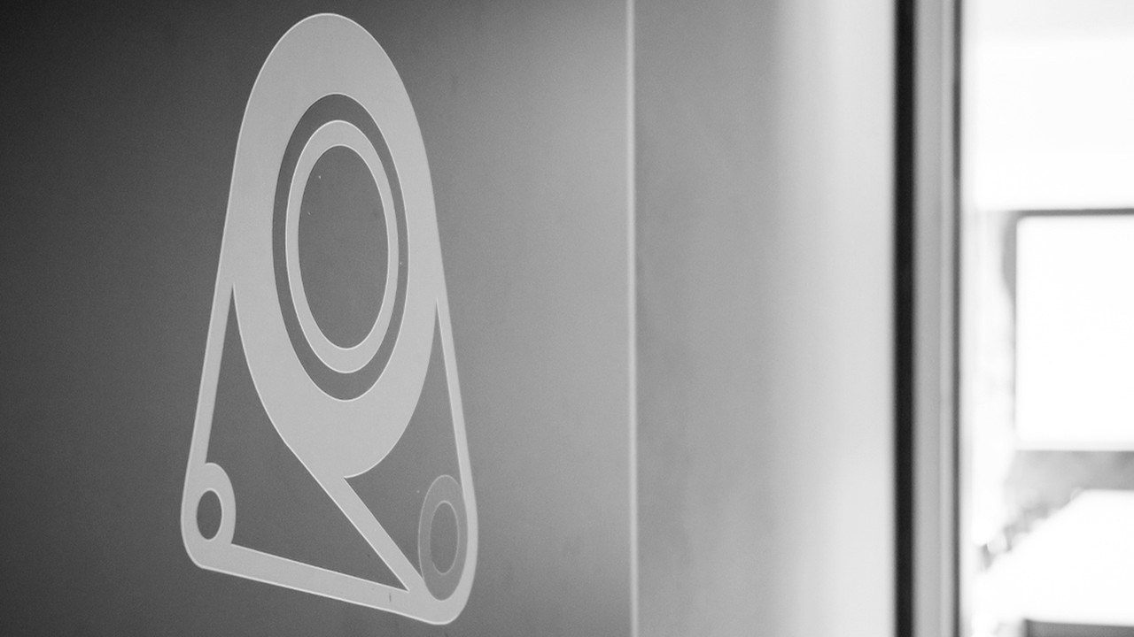 schwarze Wand mit weißem DREHMOMENT Agentur Logo