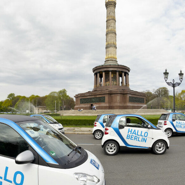 car2go Launchevent smarts vor der Siegesauele Berlin
