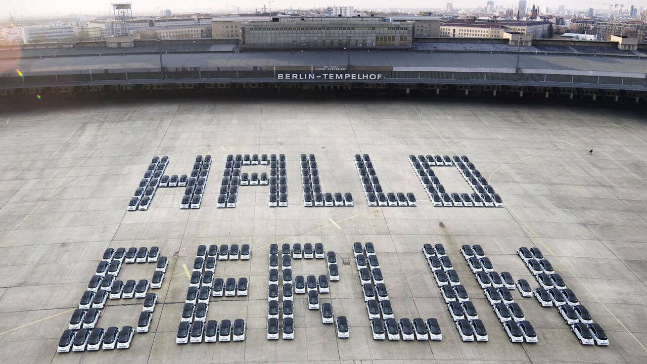 car2go Luftaufnahme smarts formen Schriftzu Hallo Berlin Tempelhof