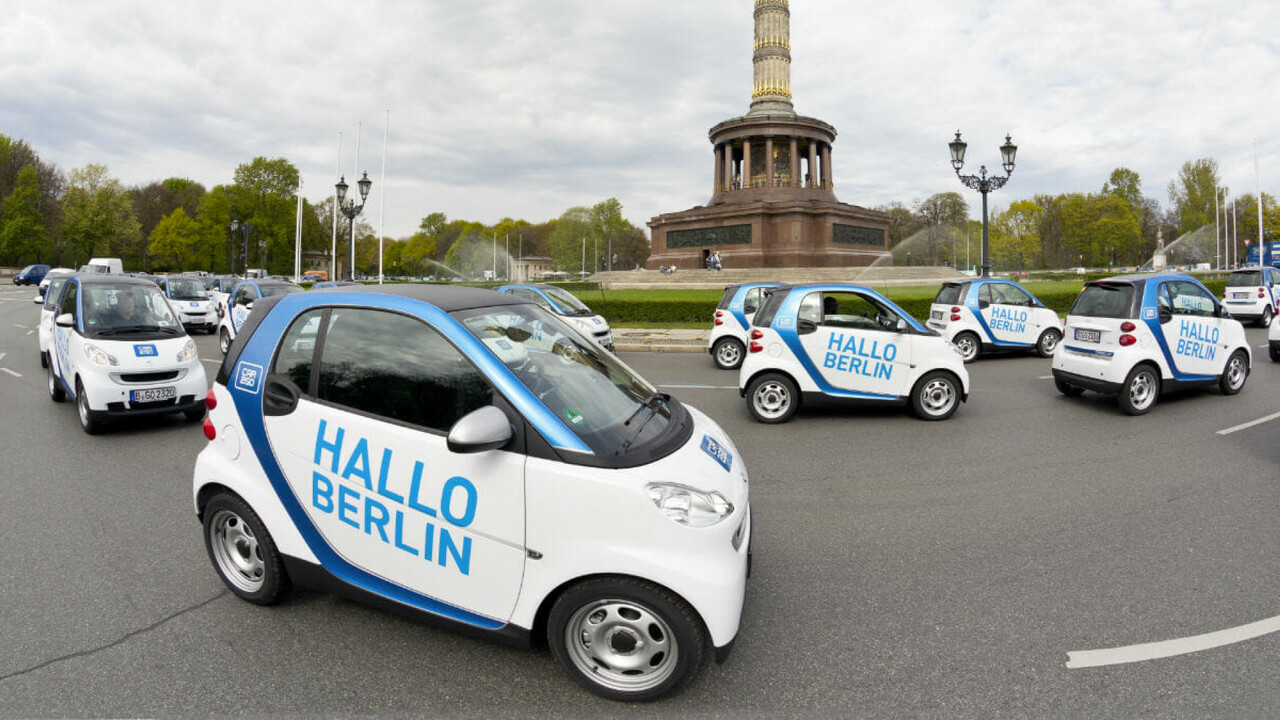 car2go Launchevent smarts mit Aufschrift HALLO BERLIN im Kreisverkehr vor der Siegesauele Berlin