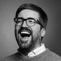 schwarz-weiß Portraitfoto Christian Stegemann lachend