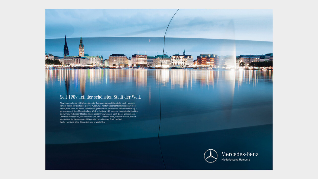 Mercedes Benz Niederlassung Hamburg Print Anzeige Jungfernstieg Panorama Spiegelung in einer Mercedes Tuer