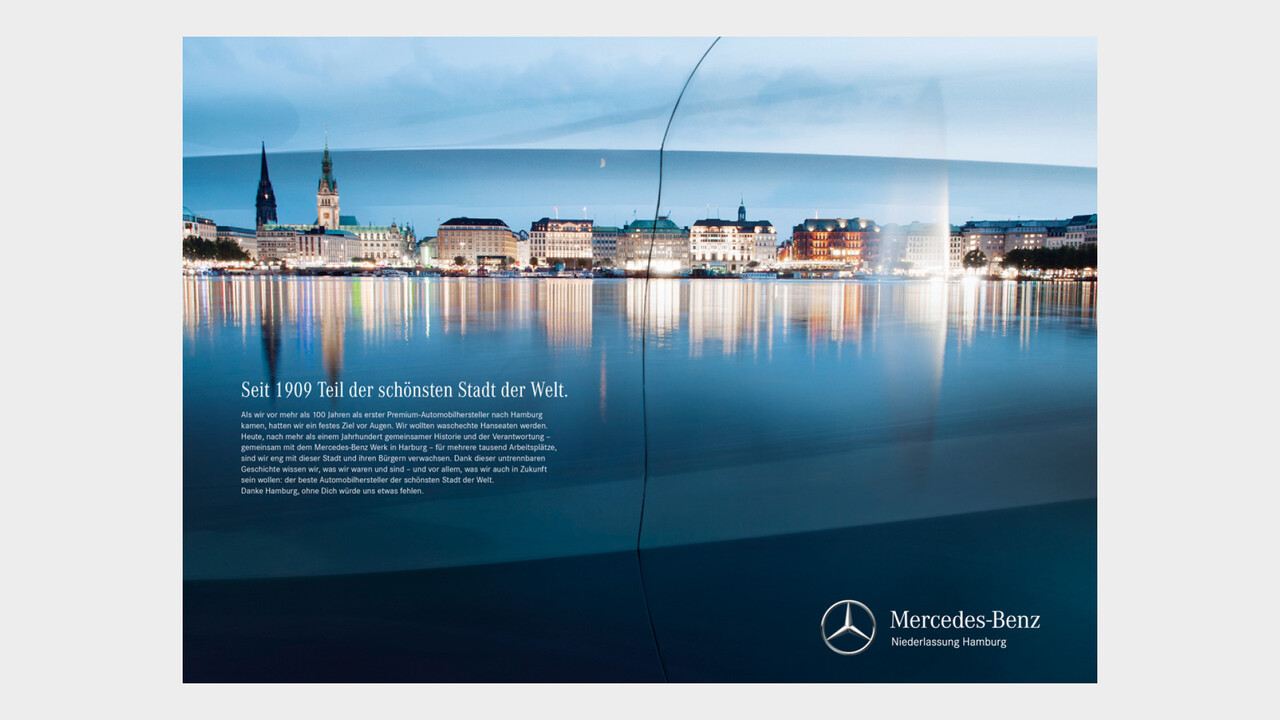 Mercedes Benz Niederlassung Hamburg Print Anzeige Jungfernstieg Panorama Spiegelung in einer Mercedes Tuer