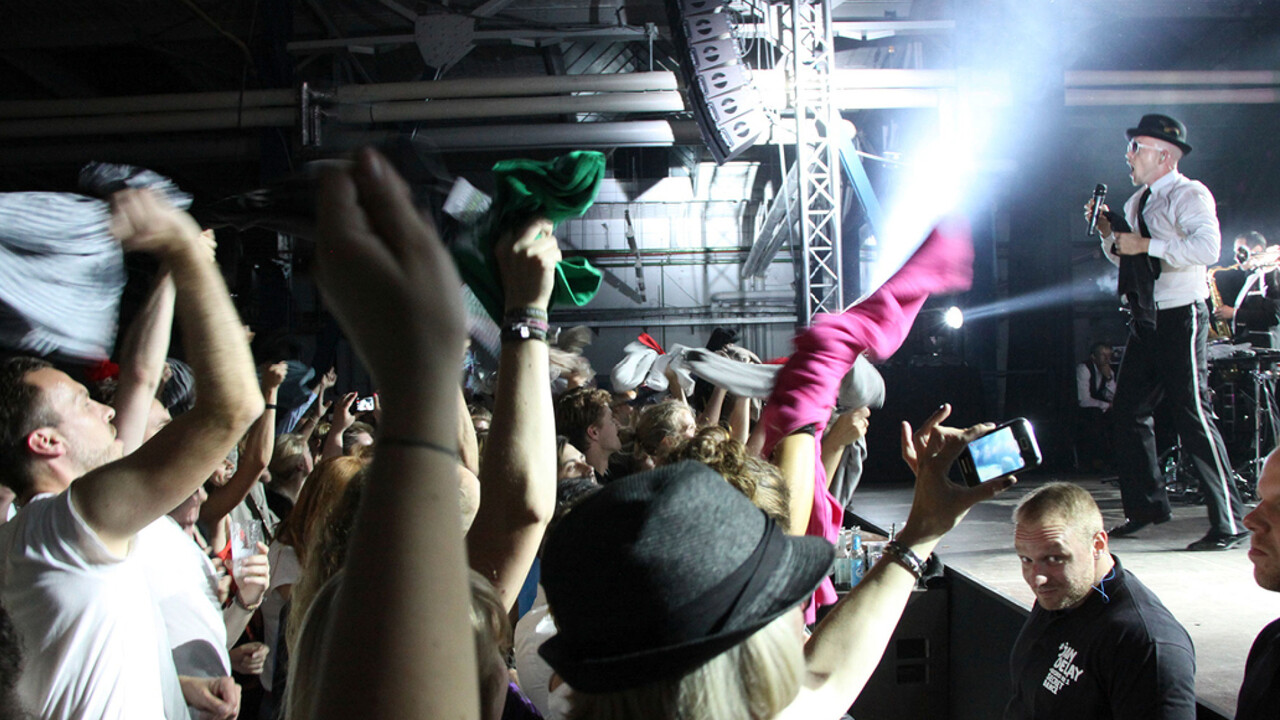 Mercedes Benz Niederlassung Hamburg Event Jan Delay Disko No1 Secret Dance Jan Delay singt vor Fans auf der Buehne