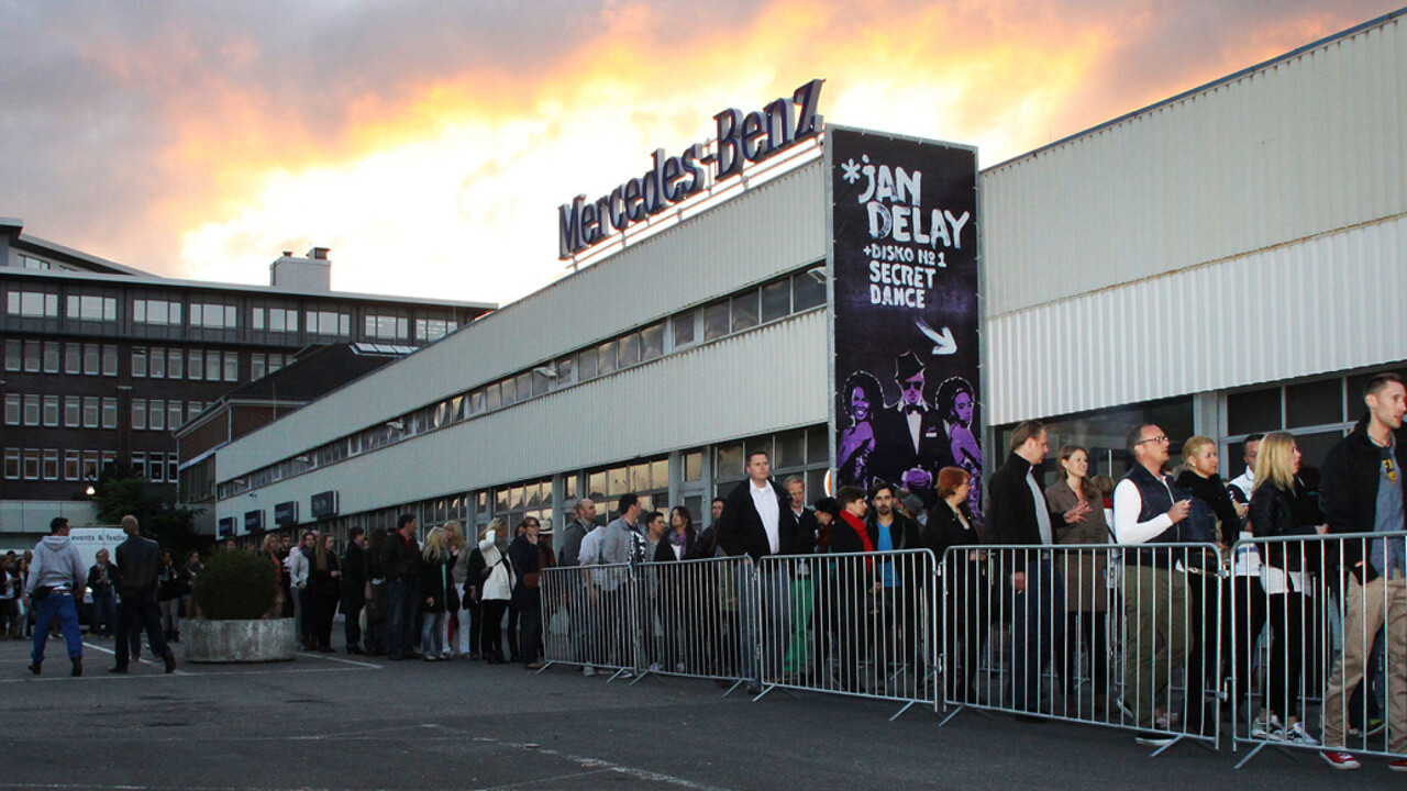 Mercedes Benz Niederlassung Hamburg Event Jan Delay Disko No1 Secret Dance Gaeste stehen in einer Schlange an