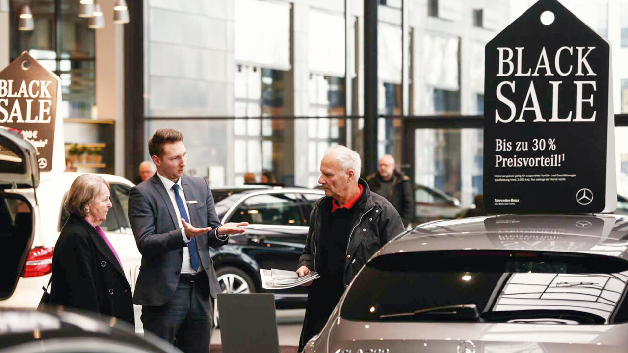 Mercedes Benz Black Sale POS Kundengespräch