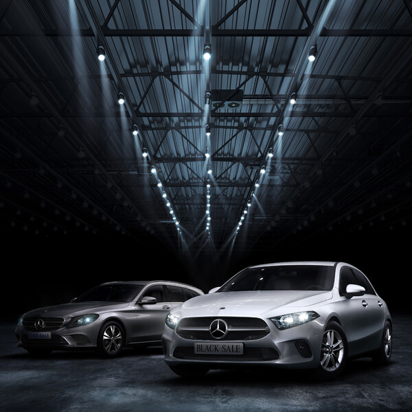 Mercedes Benz Black Sale Keyvisual zwei silberne Mercedes in einer Lagerhalle