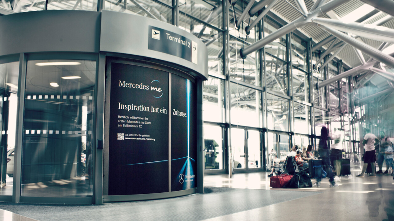 Mercedes me POS Anzeige Drehtuer