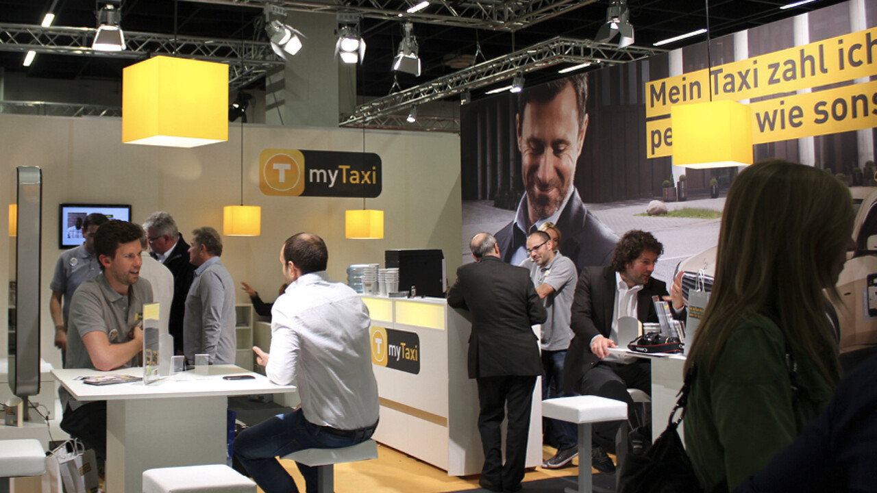 mytaxi Messestand Berater im Gespr&auml;ch