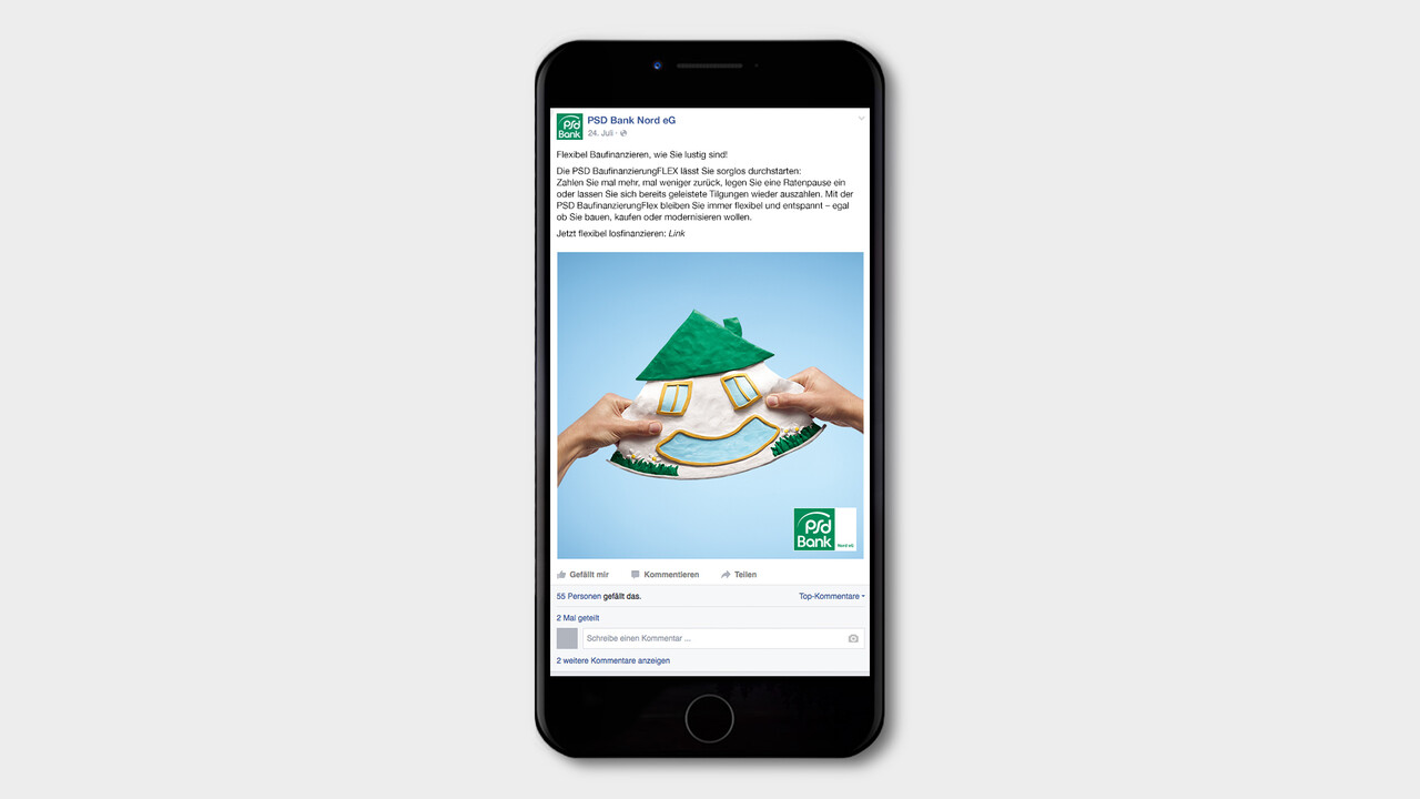 psd Bank Social Posting ein Haus aus Knetgummi wird von zwei H&auml;nden in die breite gezogen, so dass die Fenster und die T&uuml;r ein lachendes Gesicht ergeben