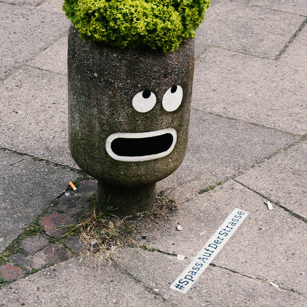 smart Pflanzkuebel mit Comic Augen und Mund, Hashtag auf der Strasse #SpassaufderStrasse