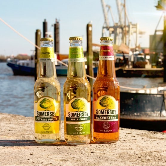 Somersby Social Posting drei unterschidliche Sorten Somersby Flaschen in der Sonne auf einem Dock am Hafen