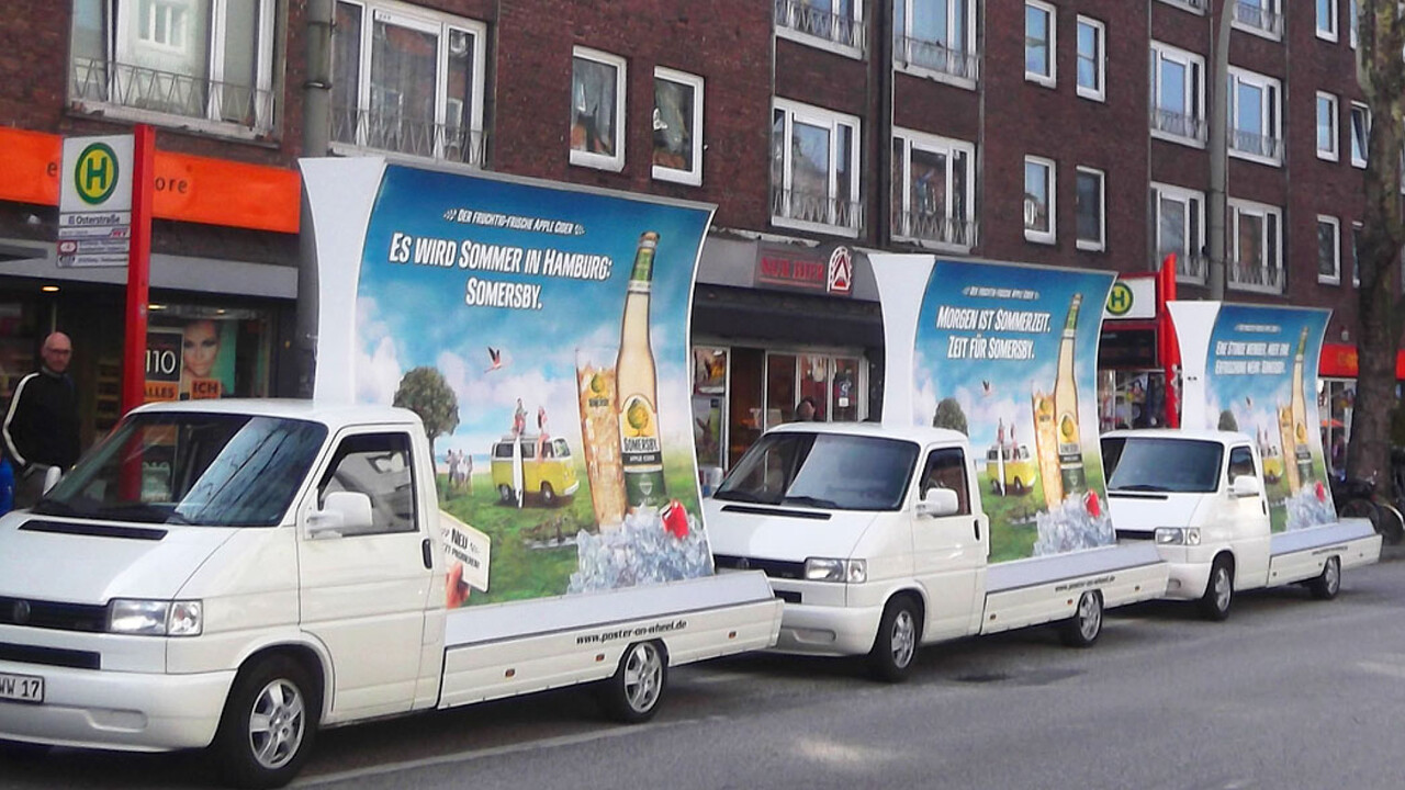 Somersby drei Fahrzeuge mit Werbetafeln Es wird Sommer in Hamburg. Somersby.