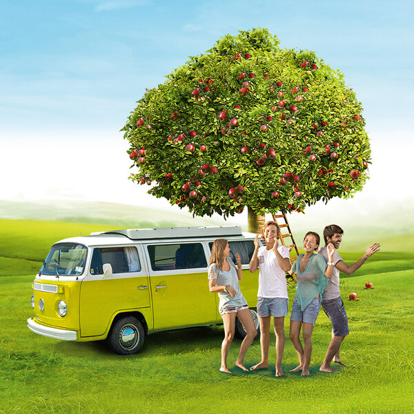 Somersby Keyvisual alter VW Bus auf einer grünen Wiese davor tanzen vier sommerlich angezogene Personen unter einem Apfelbaum