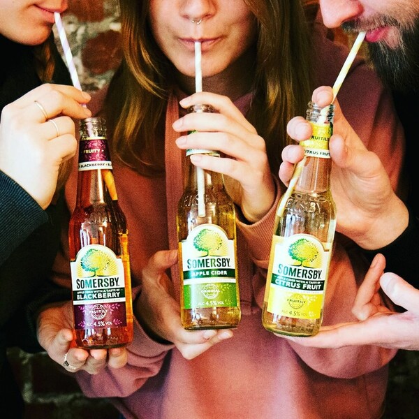 Somersby Social Posting zwei junge Frauen und ein Mann trinken mit dem Strohalm unterschiedliche Sorten Somersby aus der Flasche