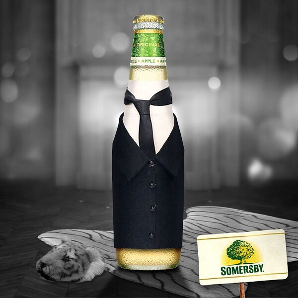 Somersby Social Posting Dinner for One Sommersby Flasche im Frack auf ausgestopften Tigerteppich