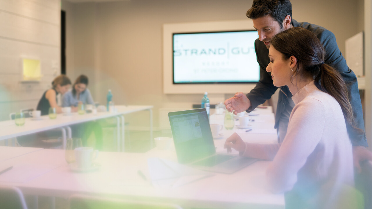 StrandGut Resorts Tagungsteilnehmer in einem Konferenzraum des StrandGut Resorts in St. Peter-Ording