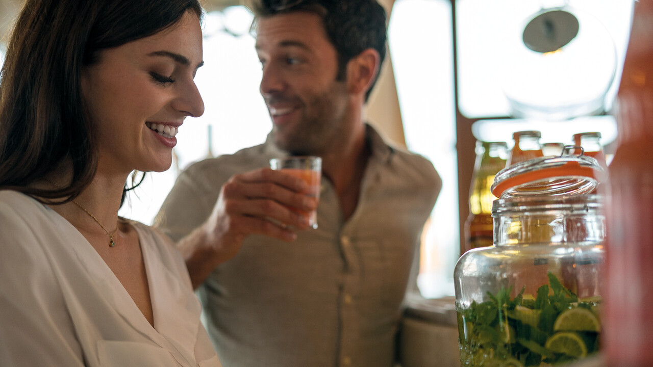 StrandGut Resorts junges Paar steht im StrandGut Resort in St. Peter-Ording am Fruehstuecksbuffet