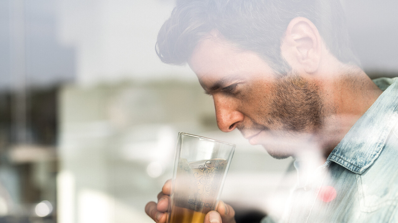 StrandGut Resorts junger Mann riecht an seinem Tee