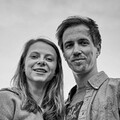 schwarz-weiß Portraitfoto Larissa Peters und Bastian Gembler