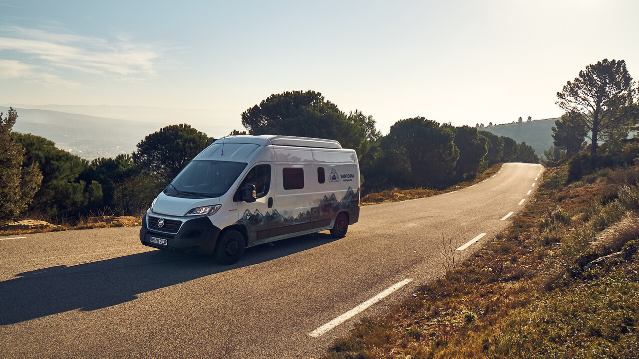 Vantopia Traveler Van von vorn auf einer Stra&szlig;e im Gruenen